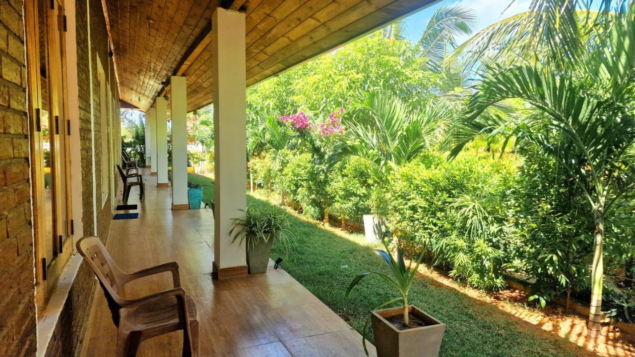 Italian Guest Hotel Trincomalee Exterior foto